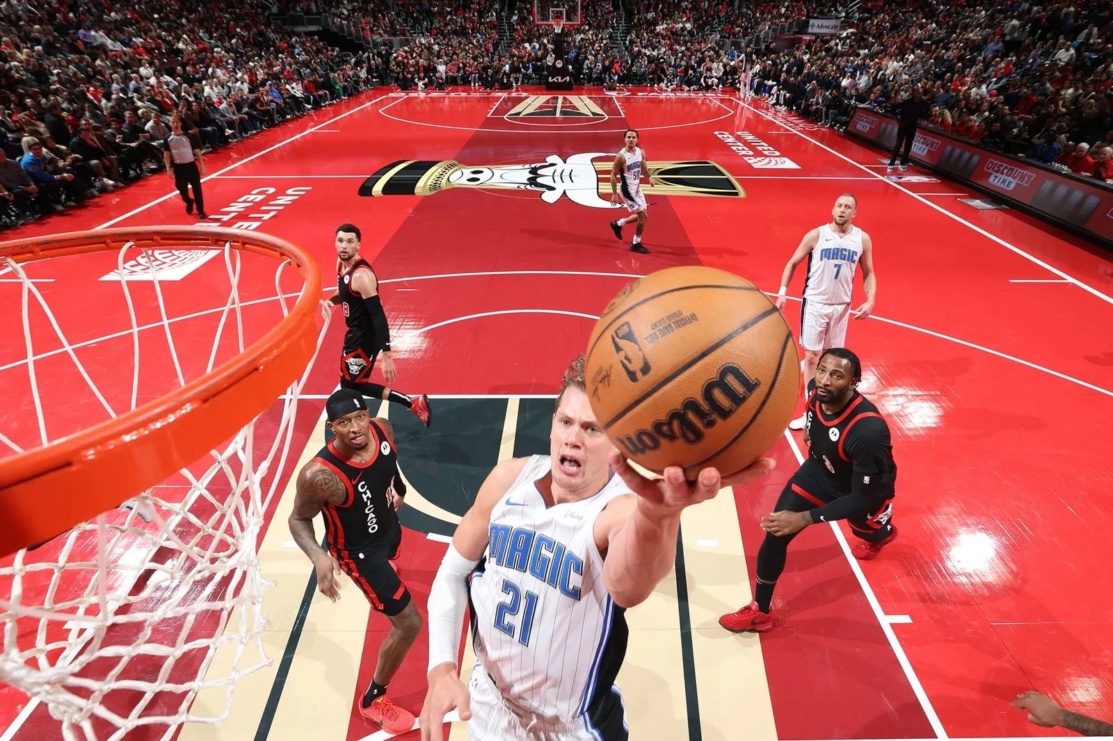 伟德国际频道NBA篮球比赛激烈对抗画面